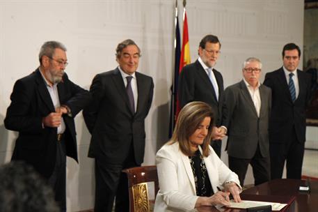 15/12/2014. Firma del Acuerdo del Gobierno y los interlocutores sociales. La minsitra de Empleo y Seguridad Social, Fátima Bañez, durante la...